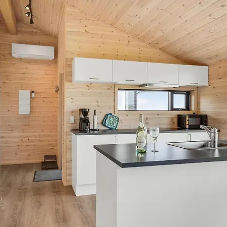 4 Bedroom Cozy In Holiday home *