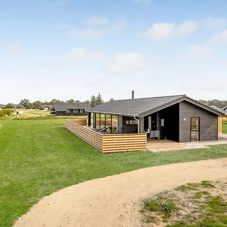 4 Bedroom Cozy In Holiday home